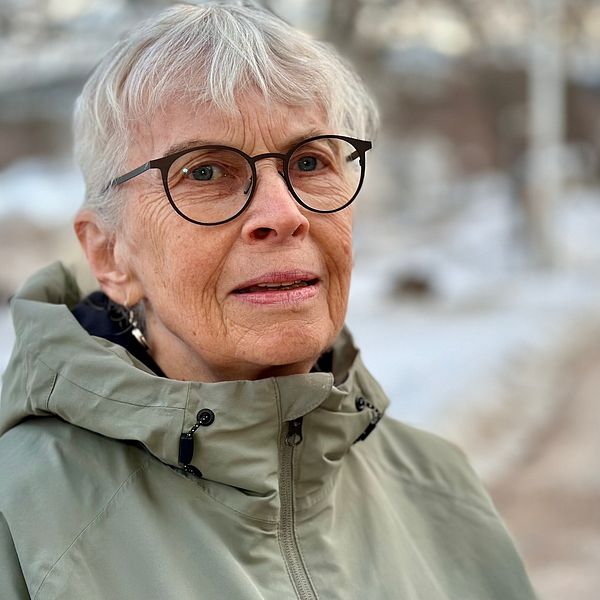 Anette Nybom (S) i mörkbågade glasögon och vindjacka.