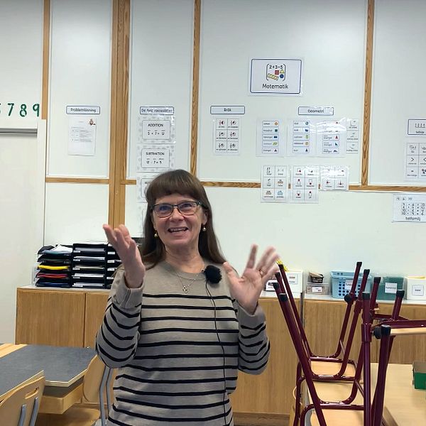 Marie-Anne Eklund, rektor på Krylbo Skola, står i ett klassrum och berättar om hur skolan rekryterar behöriga lärare.