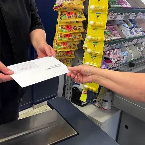 hand tar kuvert med röstsedel till EU-valet inne på matbutik i Grythyttan där man kan förtidsrösta