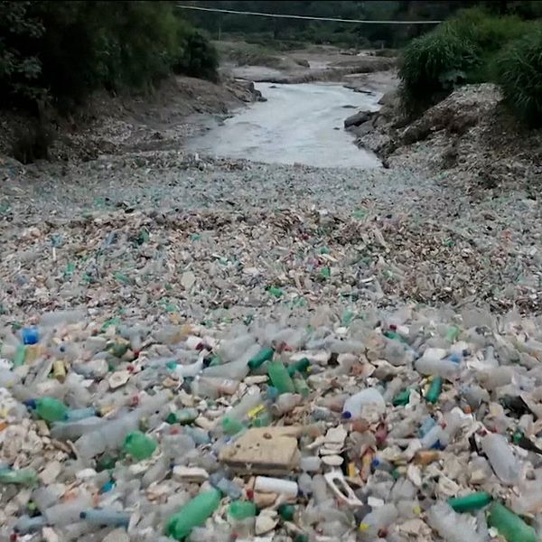 Plastberg längs floden  Rio Motagua i Guatemala