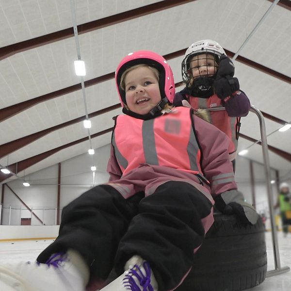 Förskolebarn får testa att åka på isen i Järna.