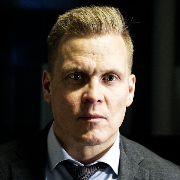 Åklagare man i kostym inne i rum