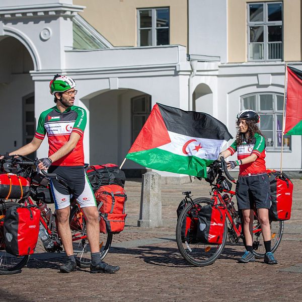 Benjamin Ladraa och Sanna Ghotbi med sina cyklar, dekorerade med Västsaharas flagga.