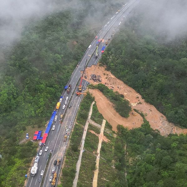 En del av en motorväg i Kinas Guangdongprovins har rasat samman.