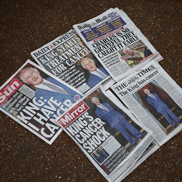 Flera brittiska tidningar skriver om kung Charles cancerbesked.