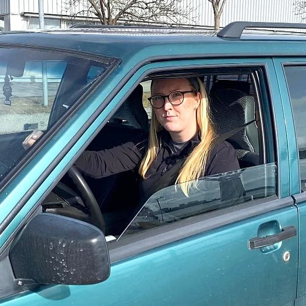 Reporter sitter i en grön volvo.