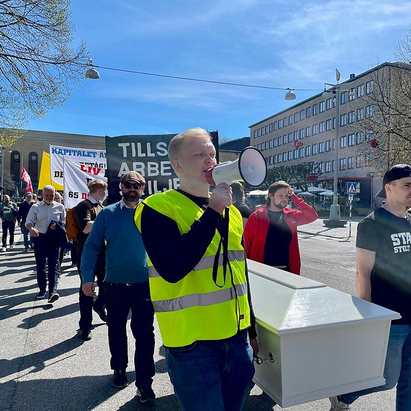 Människor manifesterar i Göteborg mot dödsolyckor på arbetsplatser.