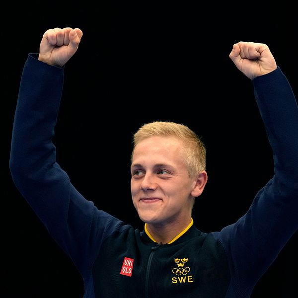 Victor Lundgren sträcker upp båda armarna i en segergest