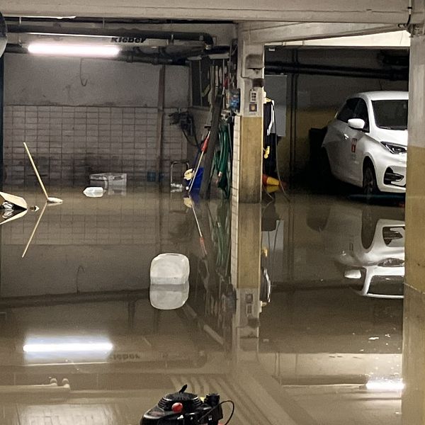 Hudiksvalls kommuns bilar skadades när ett garage blev översvämmat.