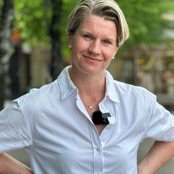 Politikern Micaela Löwenhöök står i centrala Skellefteå och ler in i kameran