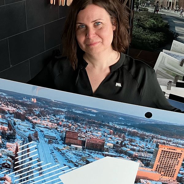 Skellefteå resecentrum projektledare Emma Johansson håller i en bild på projektområdet.