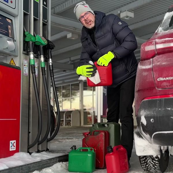 En man står och fyller dunkar med diesel på en mack i Umeå efter att priset sänkts.