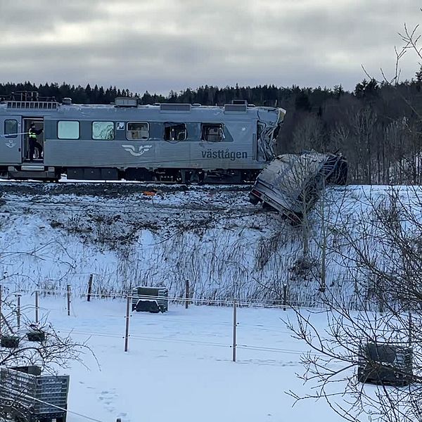 Bild från olyckan i Uddevalla där ett tåg krockat med en lastbil.