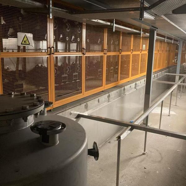 Extraktionsbås under installation i en industriell miljö.