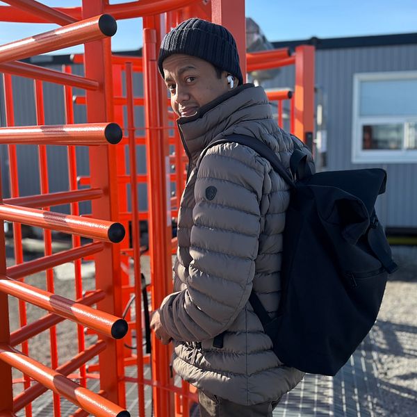 Anställd vid grinden vid batterifabriken.