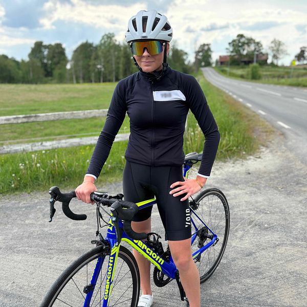 Tilma Fagerlund står med sin cykel inför Vätternrundan
