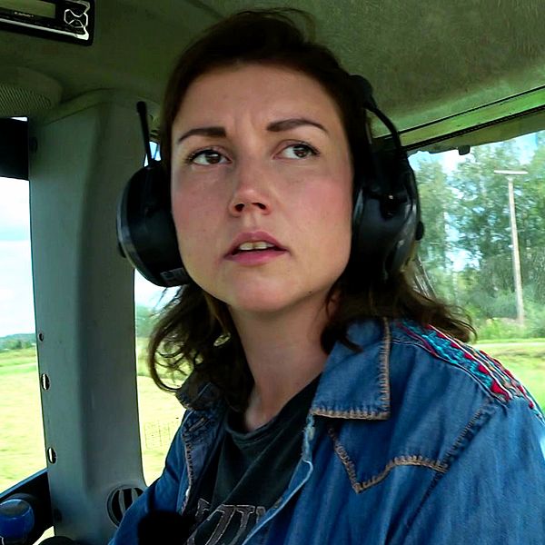Bonden Lisa Nilsson i Kukkola kör en traktor.