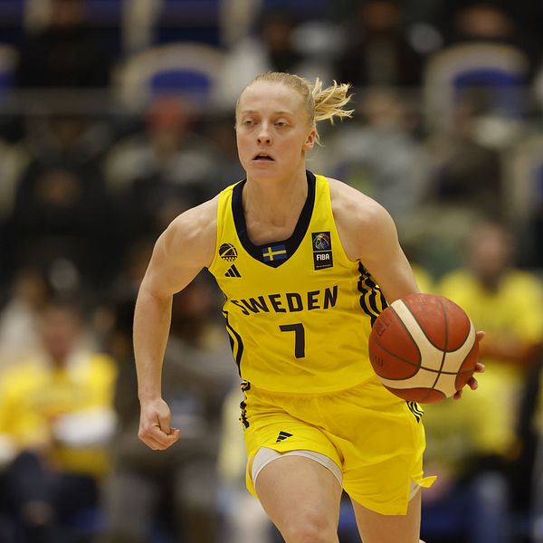 Klara Lundquist styrde det svenska spelet mot Danmark.