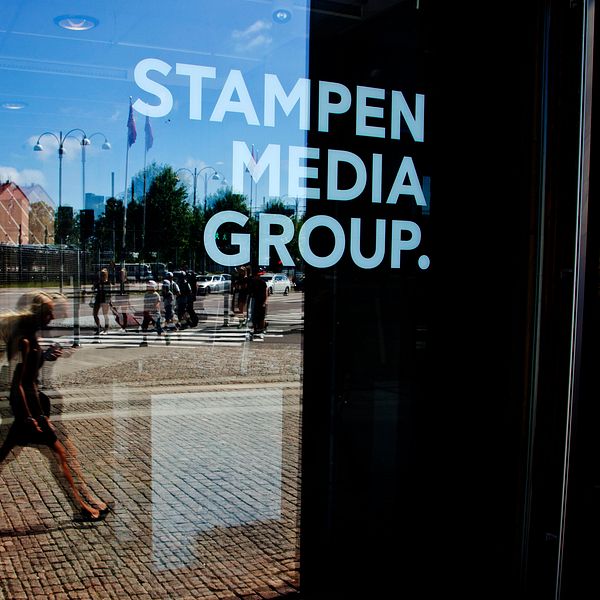 Fönster med reflektion. Text Stampen Media Group