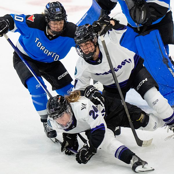 Torontos Alexa Vasko i en närkamp med Minnesotas Taylor Heise som har Abby Boreen liggande framför sig.