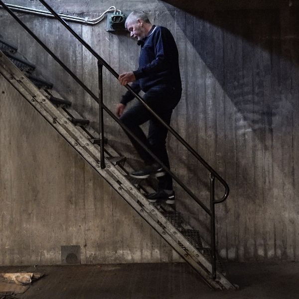 Åke Smedberg går uppför en trapp i gruvan han vill göra till vätgasanläggning i Grängesberg.