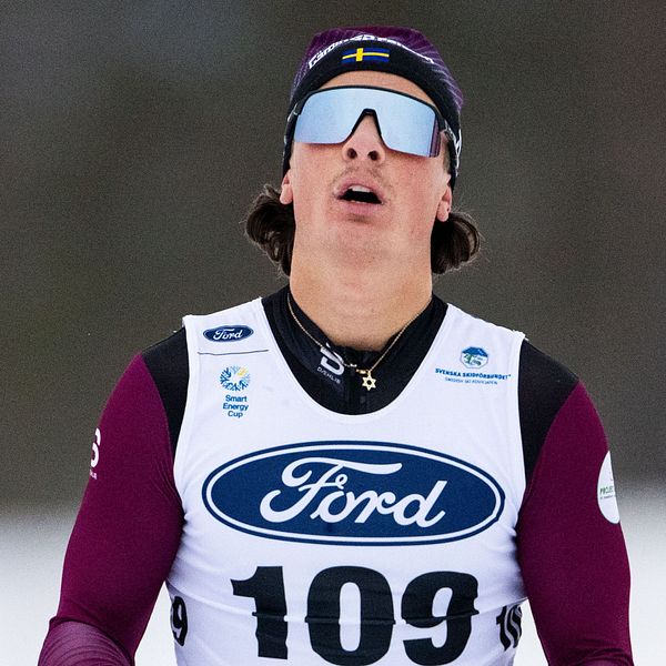 Skidåkare med startnummer 109 deltar i tävling.