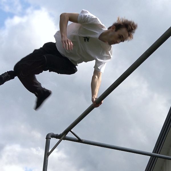 Kevin Franzén tränar parkour på en metallställning i sin trädgård i Bjuv.