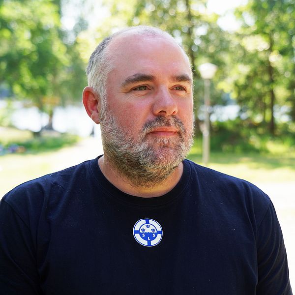En man står och tittar på Fjällnorabadet i uppsala kommun