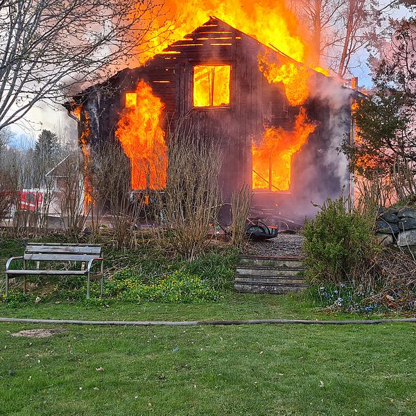 En bild på ett hus som brinner med kraftig rökutveckling.