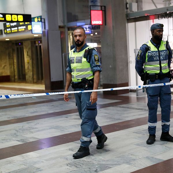 Väktare på Stockholms central efter bomblarm.