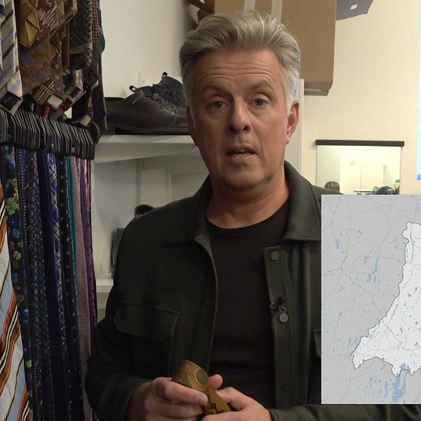 SVT-programledaren Henrik Krusvaal står i en klädbutik omgiven av olika slipsar som hänger på en klädhängare. I det nedre högra hörnet finns en karta som visar läget för Eksjö.