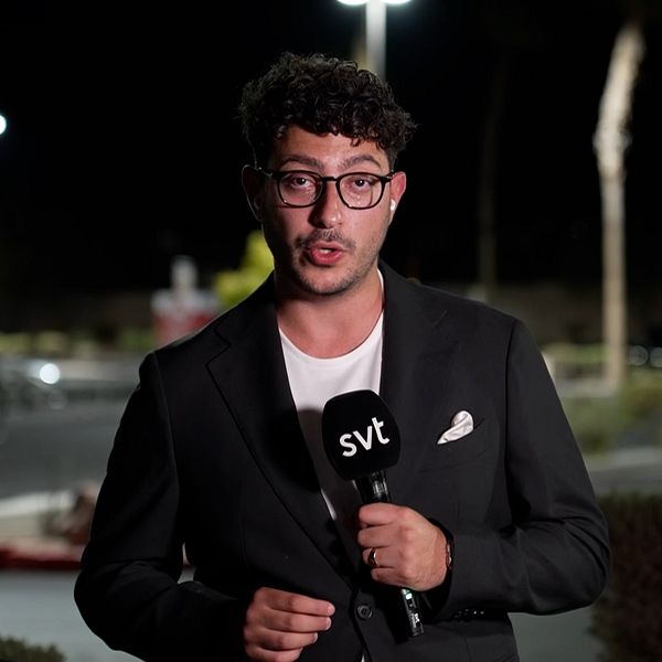 Fouad på mörk parkeringsplats