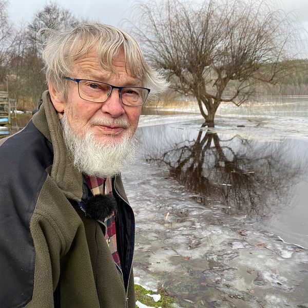 Tor Wiklund i hans trädgård som står under vatten