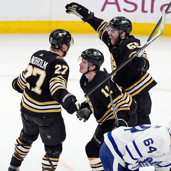 Hampus Lindholm med mål och assist när Boston Bruins avancerade i Stanley Cup efter förlängsningsrysare mot Toronto Maple Leafs.