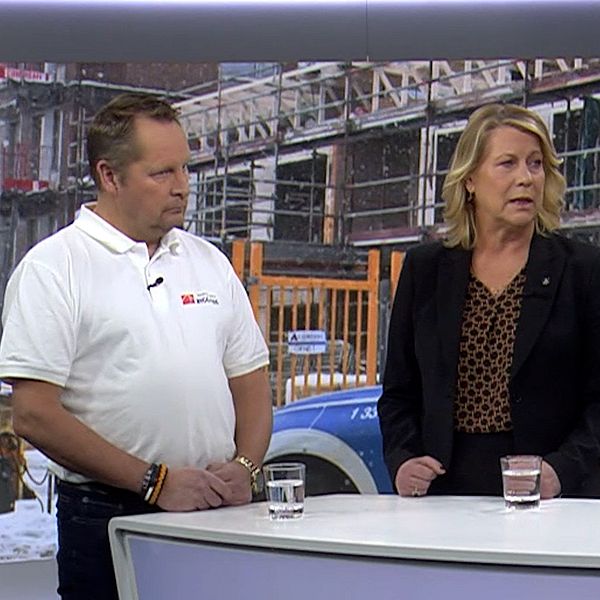 Representant för Byggnads och byggföretagen står i studion