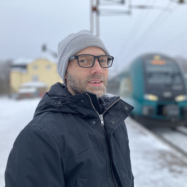 Tågresenär Mats Ljungkvist uppskattar att det blir fler tågavgångar i Ed.