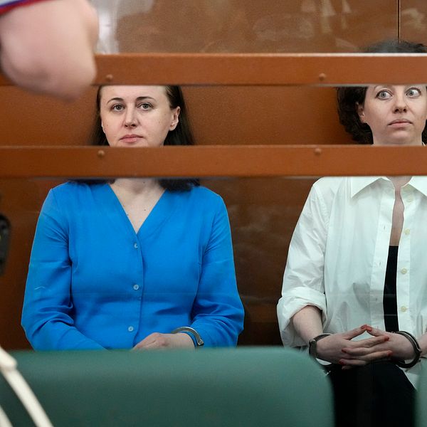 Dramatikern Svetlana Petrijtjuk, till vänster, och teaterregissören Jevgenija Berkovitj i domstolen i Moskva under måndagen.