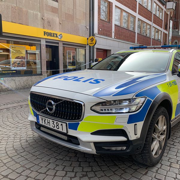 Polisbil utanför Forex i Kalmar