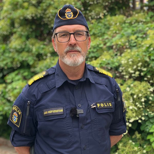 Jan Hofvenstam, polisområdeschef i Östergötland, i polisuniform utomhus