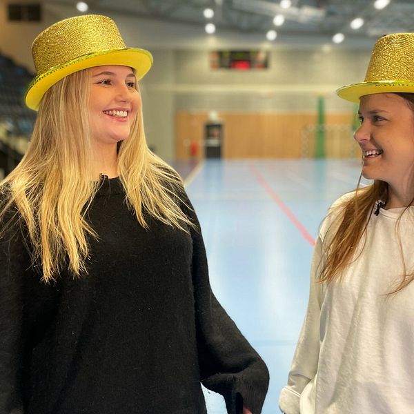 Två spelare från dam innebandylaget Telge SIBK med guldiga hattar.
