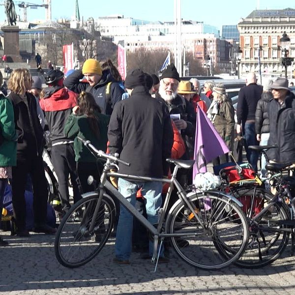 Cyjkar och människor har samlats på Skeppsbrons parkeringsplatser.