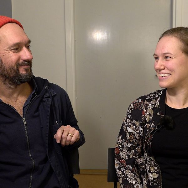 Till vänster sitter Jakob Ringbom, till höger sitter Erica Karlström. De tittar på varandra.