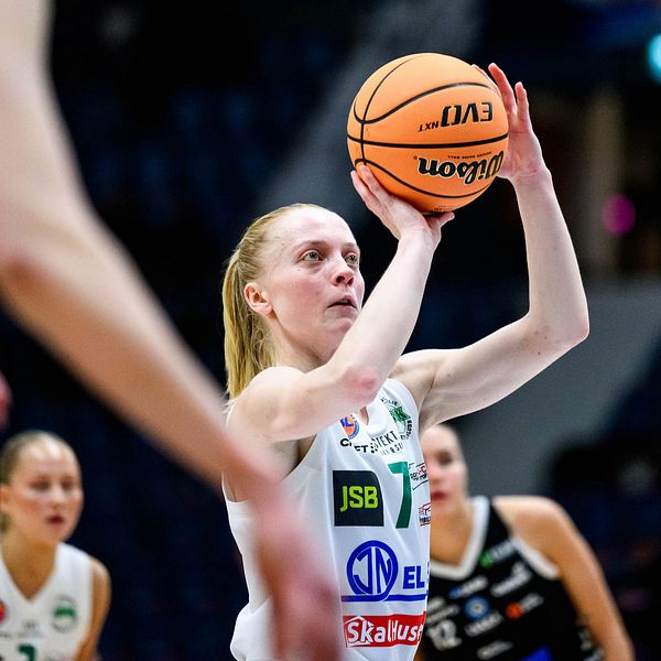 Klara Lundquist, basketspelare i Södertälje, förbereder sig för ett skott under en match i basketligan.