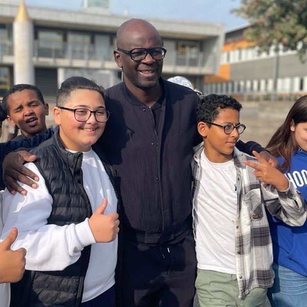 Thuram med en massa barn