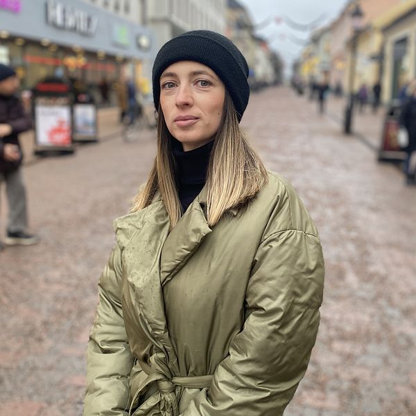 Kvinna från Ukraina står på gågata i Nyköping.