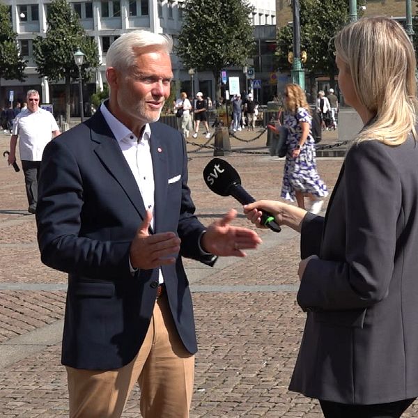 Jonas Attenius utanför stadshuset i Göteborg