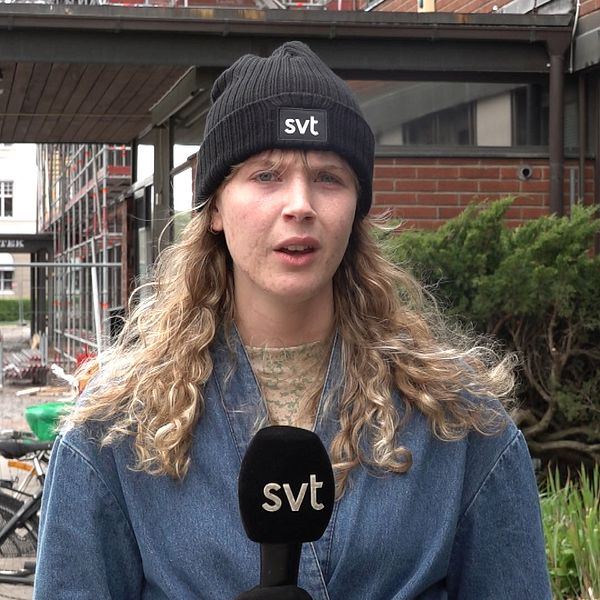 SVT:s reporter utanför polishuset i Hallsberg