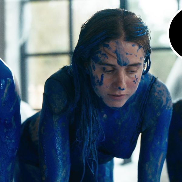 Carla Sehn och konststudenter täckta av blå färg under en konstperformance.