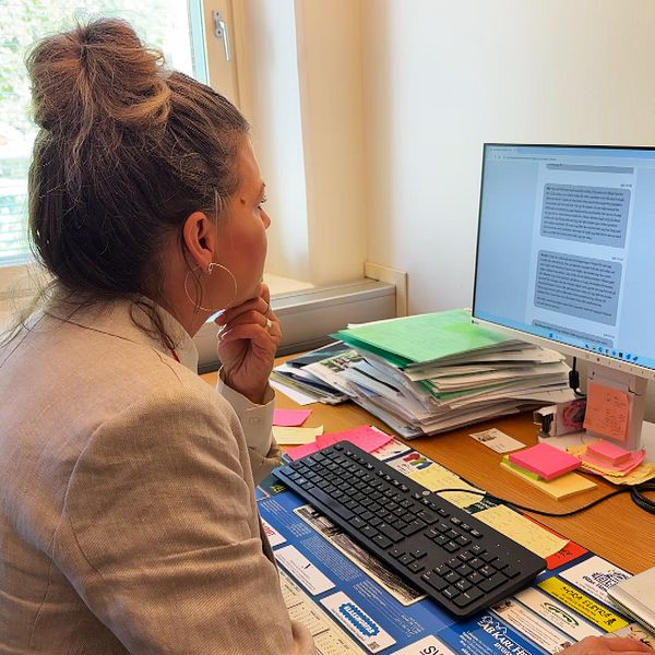 Regionrådet Sofia Jarl (C) läser chattinlägg om sjukvårdens brister vid sitt skrivbord.