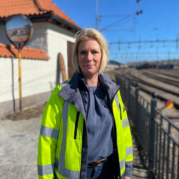 Anna-Pia Lingemyr sektionschef på Trafikverket underhåll står vid järnvägsstationen i Sundsvall